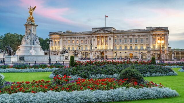 Step Foot into the World of Royalty: Buckingham Palace Tour